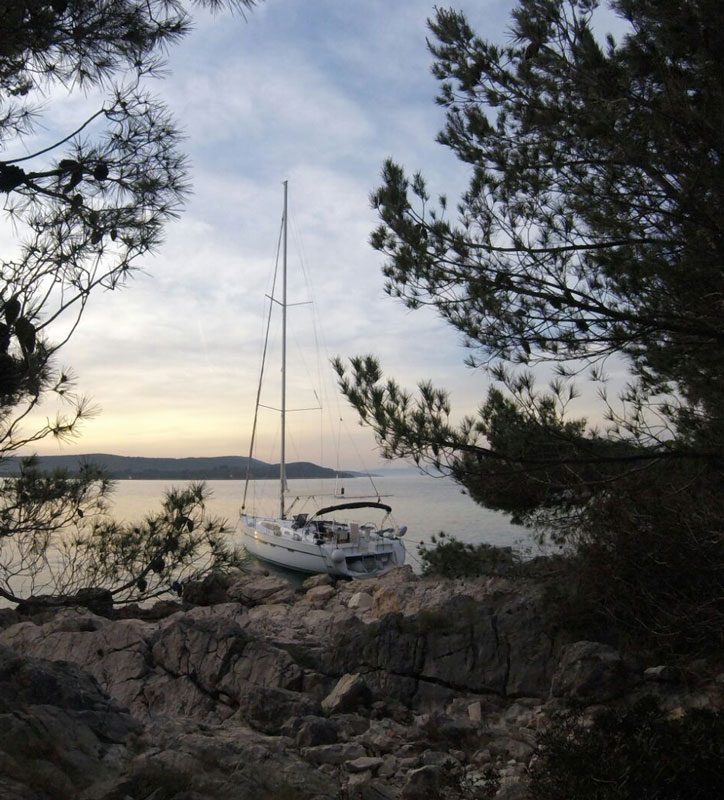 Vor Anker in einer Bucht bei Sonnenuntergang